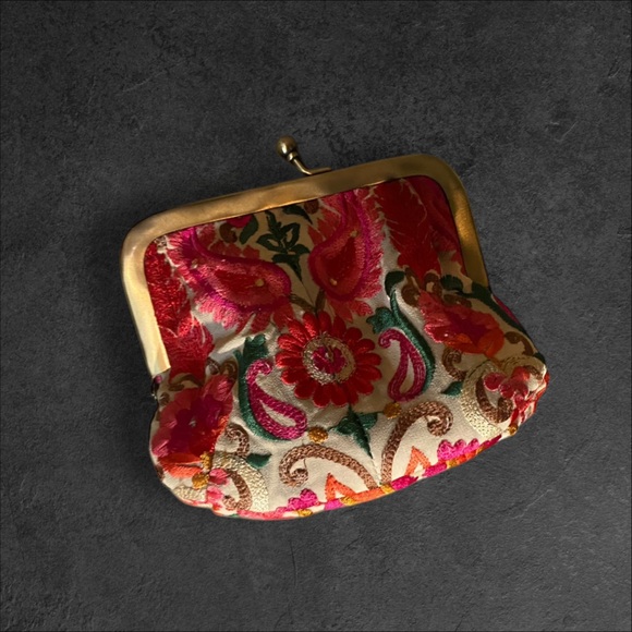 World finds coin purse - Picture 6 of 6